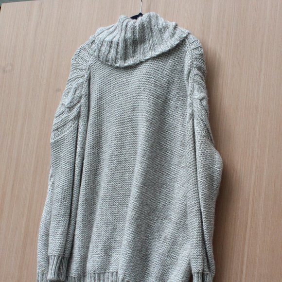 Jennifer Lopez Oversized Grey and White Sweater Size Medium - Picture 7 of 7